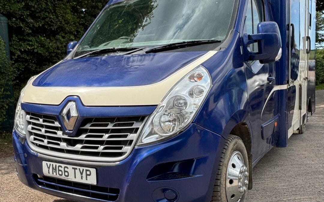 3.5 ton 2 horse Renault Master £23,000